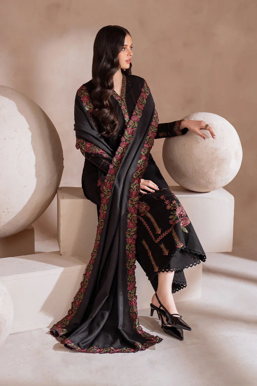 IZNIK-3PC LAWN EMBROIDERED SHIRT WITH CHIFFON EMBROIDERED DUPATTA & TROUSER-UR-2565