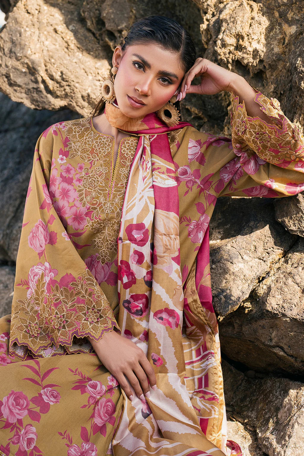 BAROQUE-3PC KHADDAR PRINTED EMB SHIRT WITH KHADDAR PRINTED DUPATTA AND PRINT TROUSER-UR-1790