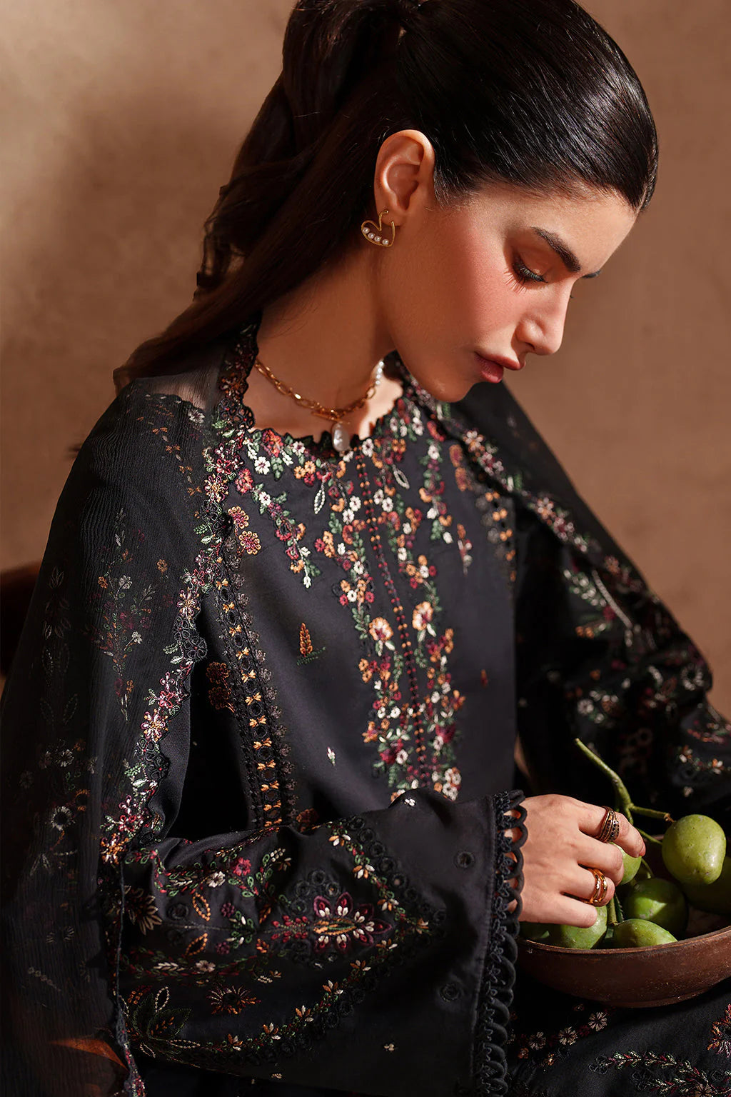 IZNIK-3PC LAWN EMBROIDERED SHIRT WITH CHIFFON EMBROIDERED DUPATTA AND TROUSER-UR-4582