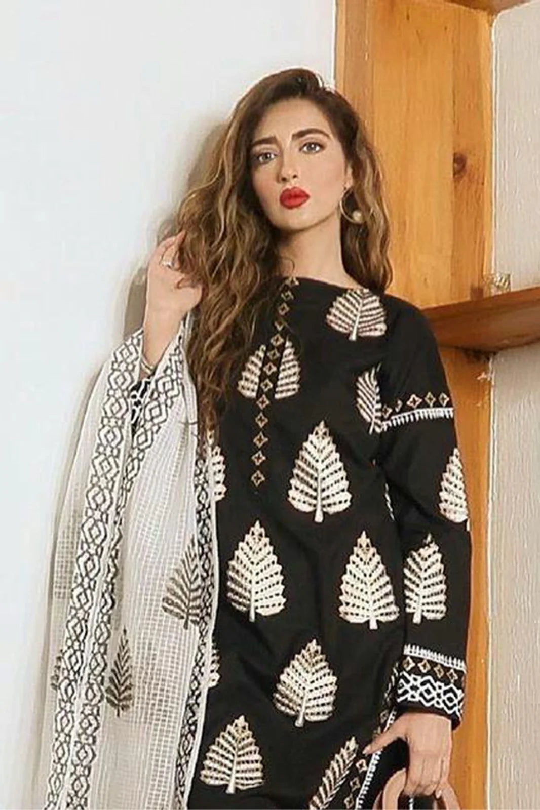 MARIA B- 3PC LAWN HEAVY EMBROIDERED SHIRT WITH ORGANZA PRINT DUPATTA-UR-2534