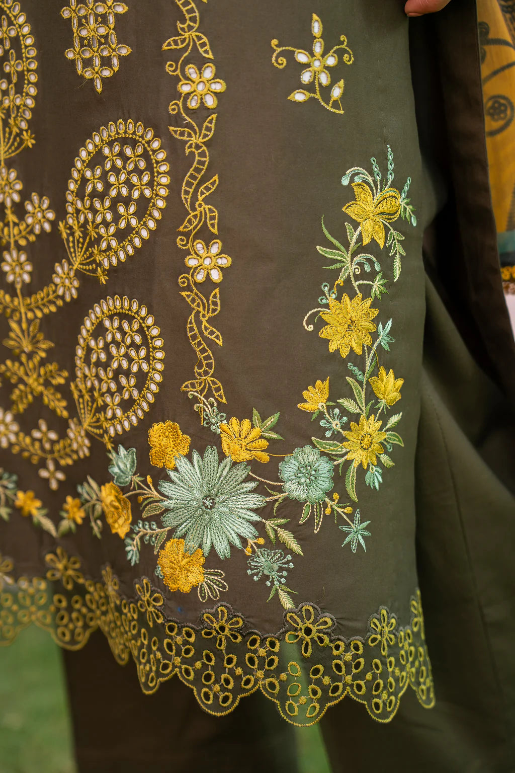 MIRAKHI - 3PC LAWN EMBROIDERED SHIRT WITH CHIFFON PRINTED DUPATTA AND TROUSER-UR-3581
