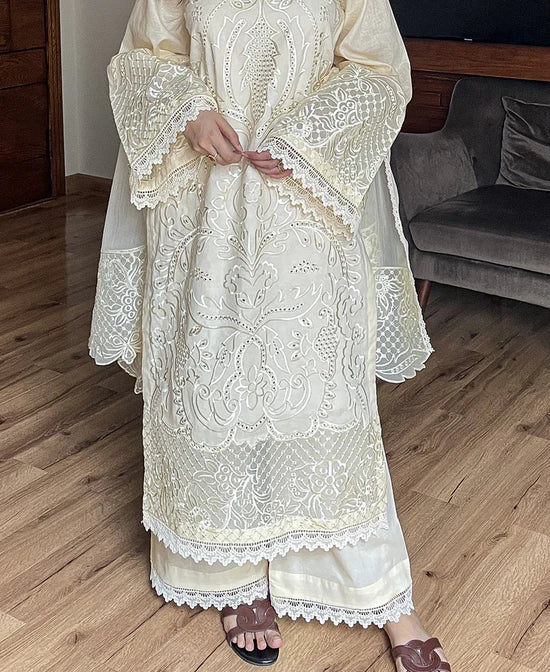 IZNIK-3PC LAWN HEAVY EMBROIDERED SHIRT WITH ORGANZA EMBROIDERED DUPATTA AND TROUSER-UR-4273